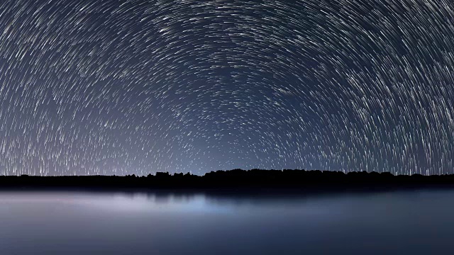 星星的轨迹，美丽的蓝色夜晚的倒影