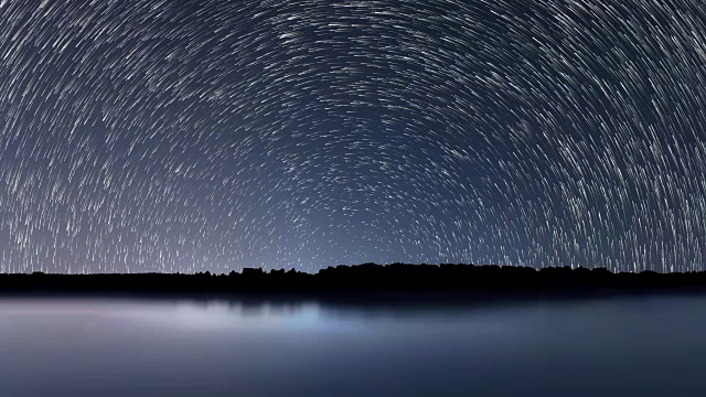 星星的轨迹，美丽的蓝色夜晚的倒影