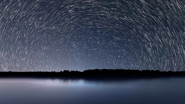 详情图-星星的轨迹，美丽的蓝色夜晚的倒影