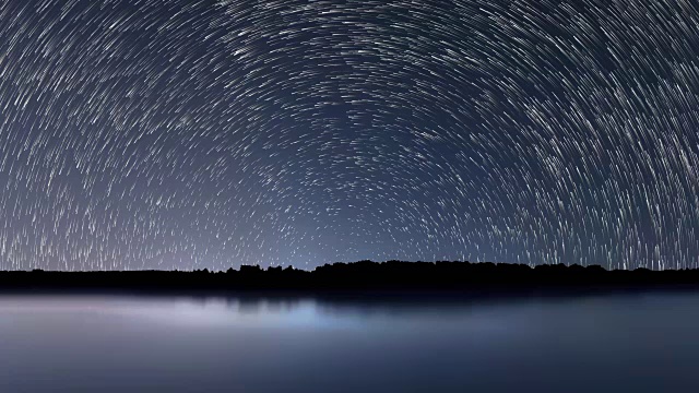 详情图-星星的轨迹，美丽的蓝色夜晚的倒影