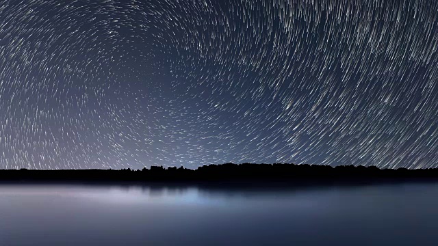 星星的轨迹，美丽的蓝色夜晚的倒影