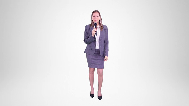 年轻女子在做演讲。α无光。记者。