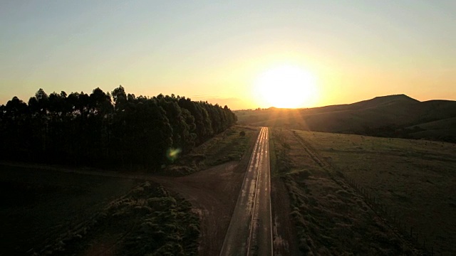 日落时公路的鸟瞰图