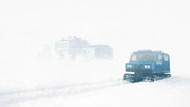 北极基地，从雪地车回来的人