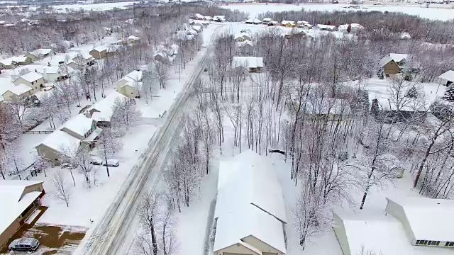 小镇附近下着大雪