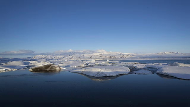 冰岛Jokulsarlon冰川泻湖日出的时间流逝