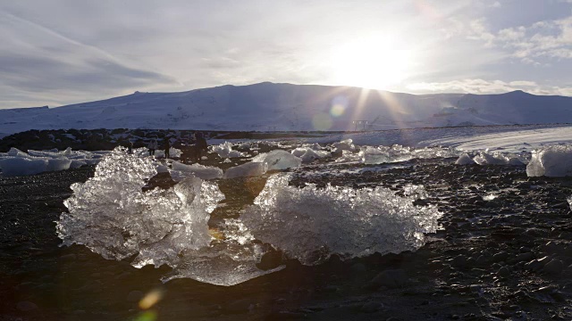 冰岛冰川泻湖Jokulsarlon的游客，冬季