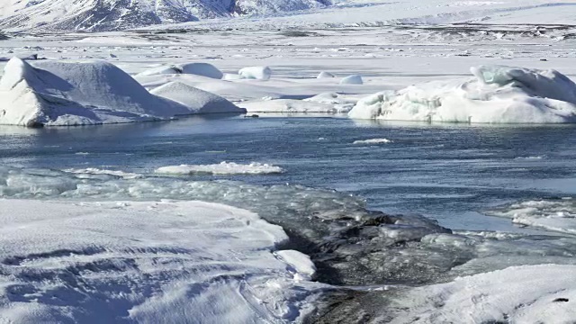 冰岛Jokulsarlon冰川泻湖上冰块的时间流逝