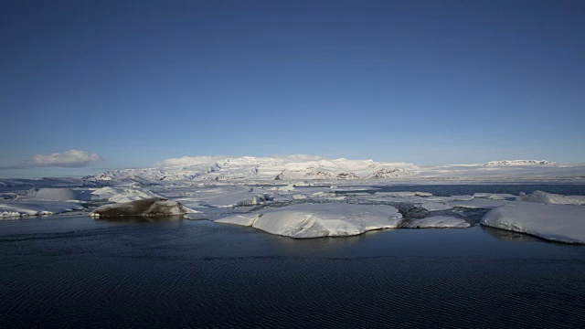 冰岛Jokulsarlon冰川泻湖日出的时间流逝