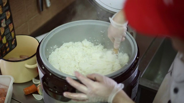厨师把米饭拌在一起