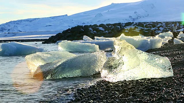 冰岛Jokulsarlon冰川泻湖上正在融化的浮冰