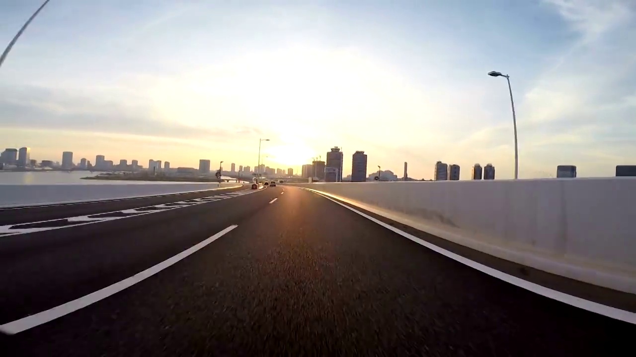 詳情圖-司機正朝著彩虹橋的日出方向行駛。