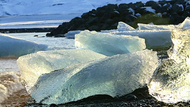 冰岛Jokulsarlon冰川泻湖上融化的浮冰(第二部分)