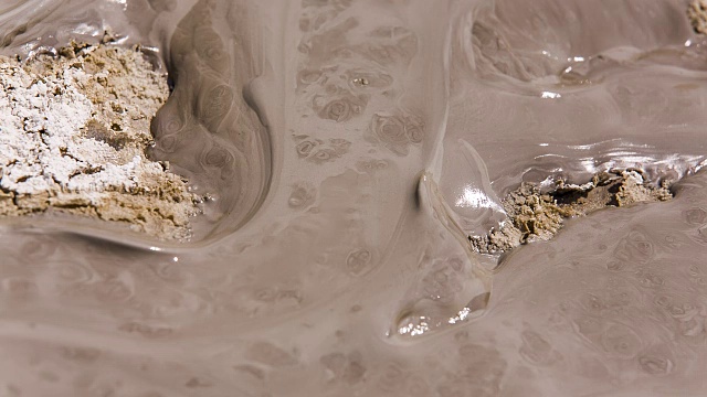 活蹦乱跳的尿布火山喷出的灰色泥浆