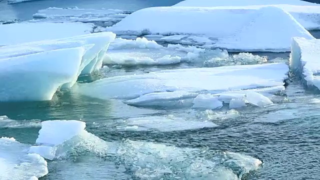 冰岛Jokulsarlon冰川泻湖上的浮冰崩解