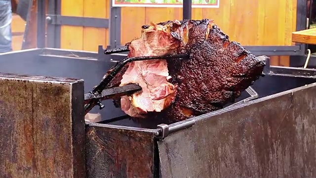 用烤肉叉叉在炭火和火上烹饪:烤肉架