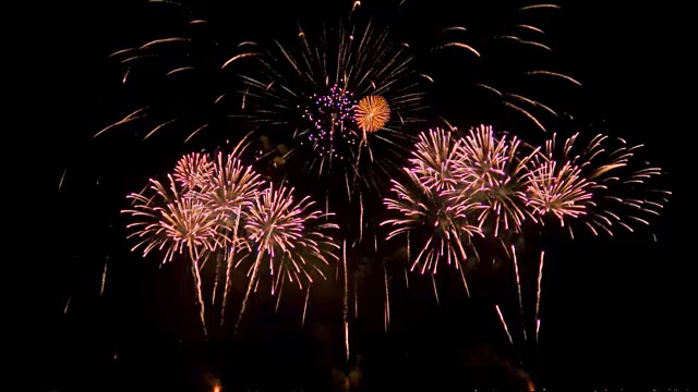 多个烟花爆炸