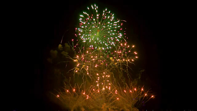 多个烟花爆炸