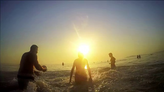 详情图-一群青少年跑进水里,慢镜头,在海滩上庆祝