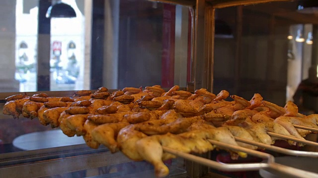 在牛排餐厅和快餐店做烤鸡