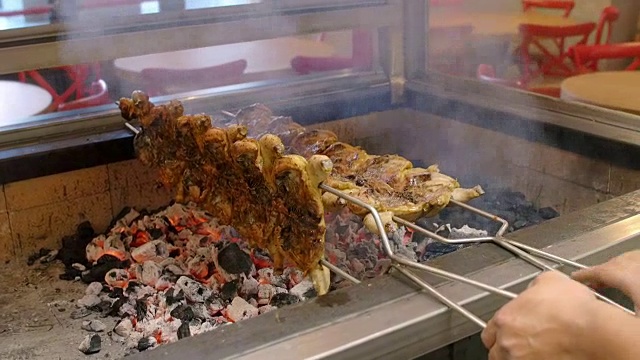 在牛排餐厅和快餐店做烤鸡