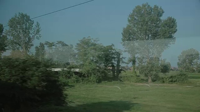 行驶中的火车窗外的景色
