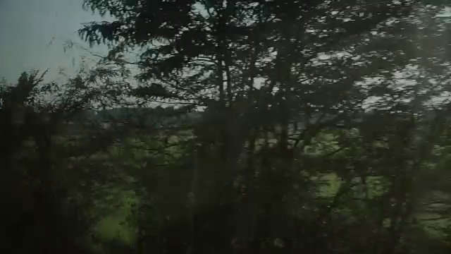 从行驶的火车窗口看到的景象