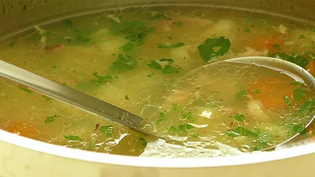 自制的胡萝卜炖鸡汤