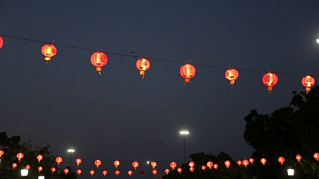 传统的中国新年晚上的灯笼时间