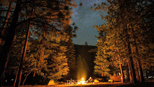 夜晚星星在露营和篝火森林时间流逝