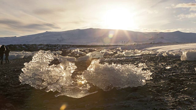 冰岛冰川湖Jokulsarlon的游客