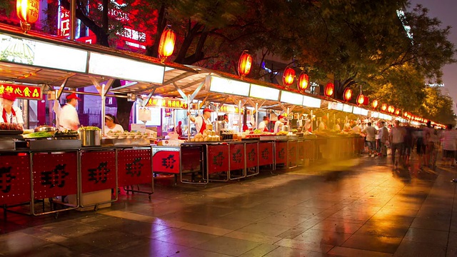 东华门夜市小吃街。
