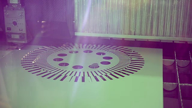 激光机器人金属切割机与金属一起工作。近距离