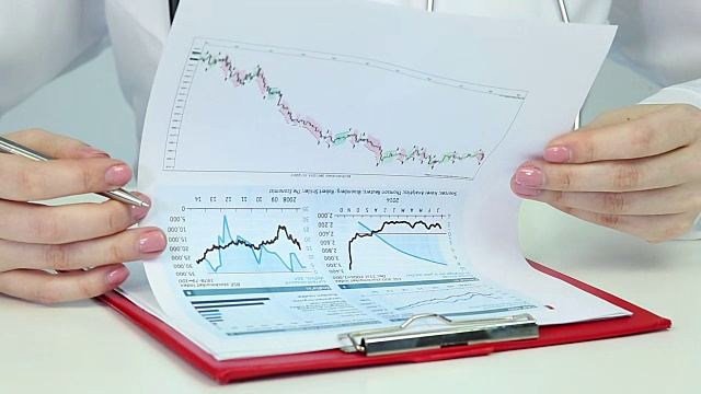 医学科学家做研究比较图表统计数据分析