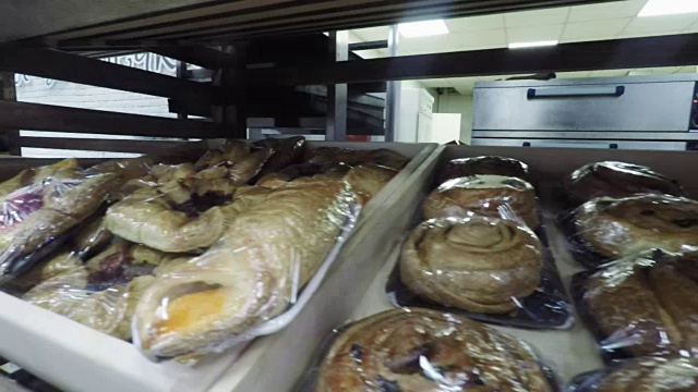 在商店的架子上烘焙全高清