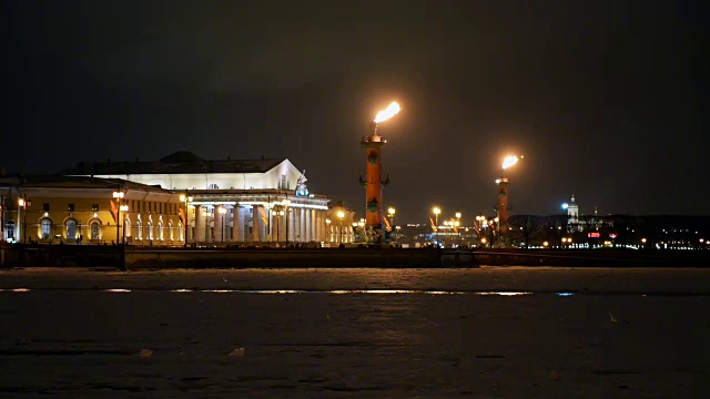 燃烧的火炬Rostral Collons在圣彼得堡