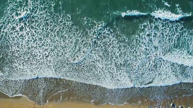 无人机拍摄的海浪到达海岸的画面