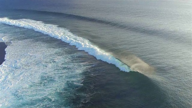 详情图-航拍:在大茶浦上空，海浪拍打着礁石破裂，然后滚向法属波利尼西亚的塔希提岛