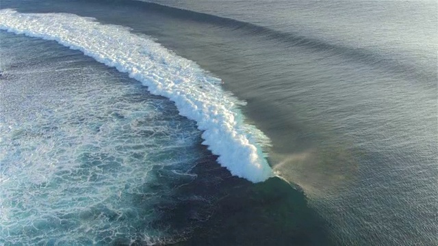 详情图-航拍:在大茶浦上空，海浪拍打着礁石破裂，然后滚向法属波利尼西亚的塔希提岛