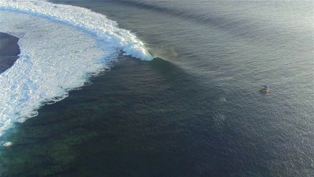详情图-航拍:在大茶浦上空，海浪拍打着礁石破裂，然后滚向法属波利尼西亚的塔希提岛