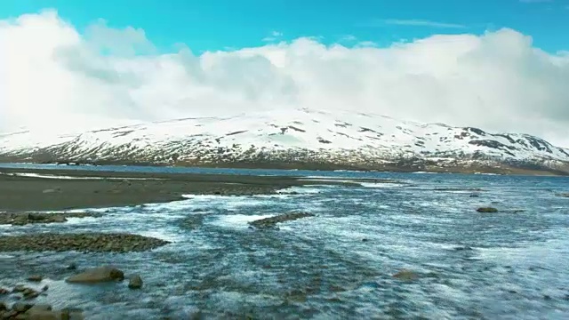 飞越有雪山的海岸