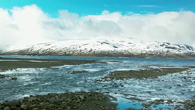 飞越有雪山的海岸
