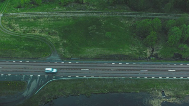 无人机拍摄的一条湖上的道路