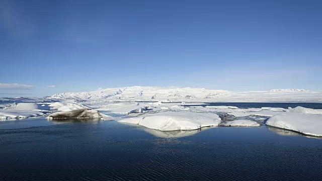 冰岛Jokulsarlon冰川泻湖日出的时间流逝