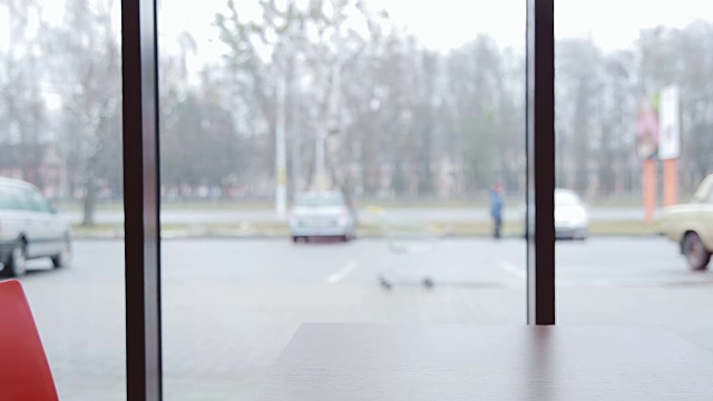 詳情圖-一個(gè)人在咖啡館用筆記本電腦工作。靜態(tài)