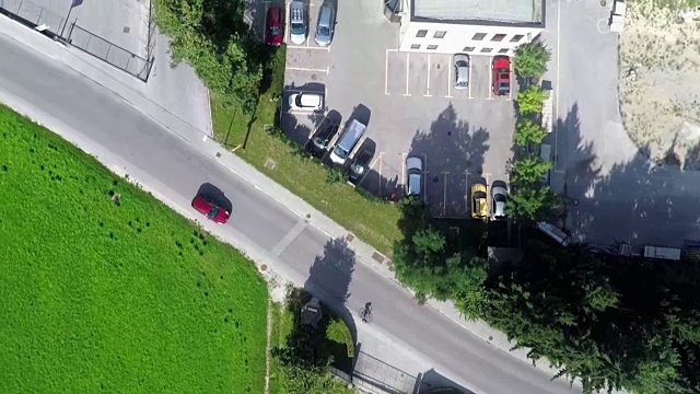 一条街和一个停车场