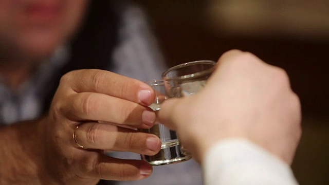 参加庆典的人碰杯