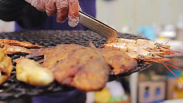 地中海式饮食。街头厨师把烤虾放凉