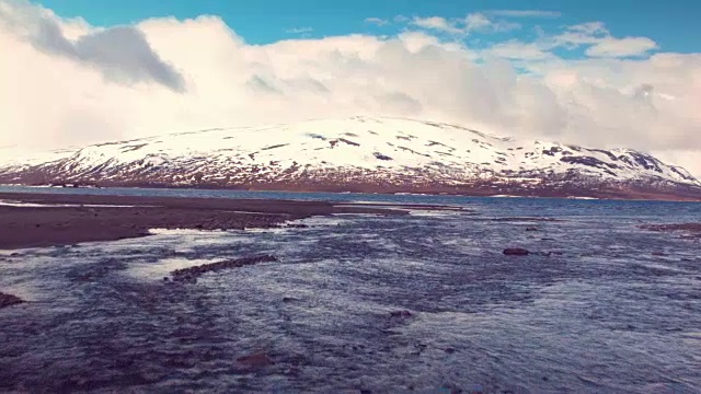 飞越有雪山的海岸
