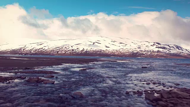 飞越有雪山的海岸